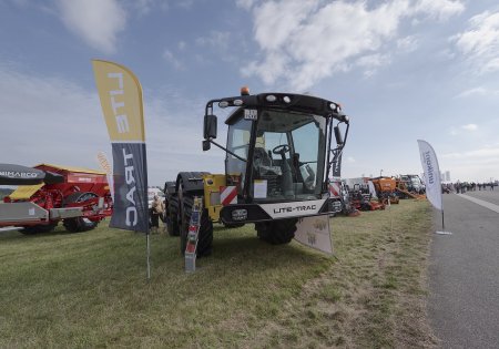 Lite-Trac LTV3000 je primárně zkonstruován jako univerzální nosič nástaveb. Počítá se s jeho využitím pro širokou škálu zemědělských, stavebních i komunálních aplikací. Foto: Lite-Trac