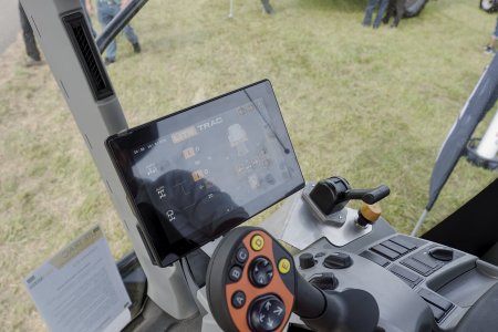 Terminál umožňuje zobrazovat a volit řadu parametrů. Integrují se do něj též ISOBUS kompatibilní nástavby. Foto: Jiří Hejhálek