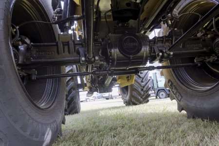 Obě nápravy jsou řiditelné. Kola jsou poháněna mechanicky, což je výhodné především ve vyšších rychlostech. Foto: Věra Hejhálková