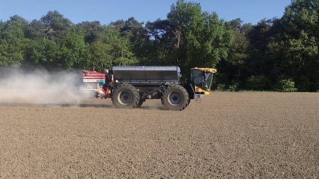 Lite-Trac dokáže nahradit více samostatných strojů, což přináší úsporu financí. Můžeme začít postřikovačem, rozmetadlem, sazečem brambor, cisternou na kejdu, přepravní cisternou atd. Foto: Youtube / kanál UNIMARCO
