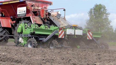Bram Wijnen, jehož firma Lite-Trac vyrábí, je též konstruktérem zajímavého příslušenství. Na snímku je sazeč brambor. Foto: Youtube / kanál UNIMARCO