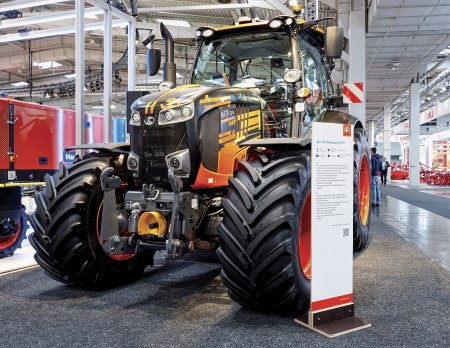 Traktor Kubota M7-174 v limitované edici vyrobené k 50letému výročí působení v Evropě.