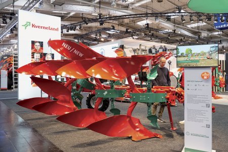 Pluhy prezentované na stánku Kverneland vykazovaly posílené rámové uzly a vylepšené uložení těles.