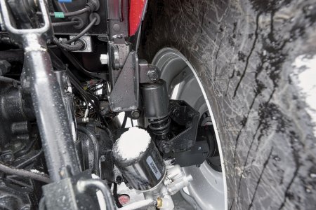 Farmall C se nabízí též ve variantě s odpruženou kabinou. Na snímku si můžete všimnout řešení odpružení. Foto: Jiří Hejhálek