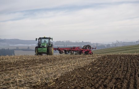 Tiger MT na souvrati, kdy jsou hezky vidět jednotlivé pracovní orgány.