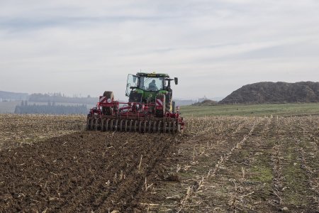 Tiger MT je v Batelově využíván pro základní zpracování půdy, zapravení posklizňových zbytků i aplikaci organické hmoty.
