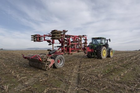 Podvozek je sklopný. Při přepravní poloze jsou ještě o cca 10 cm zvednuty pěchy.