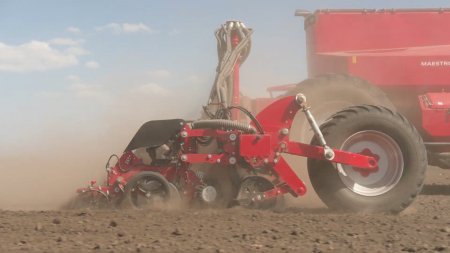 Systém CLT nabízí možnost volby místa aplikace kapalného hnojiva v řádku a to buď přímo do seťové rýhy před vložením osiva, nebo za přítlačným kolečkem.