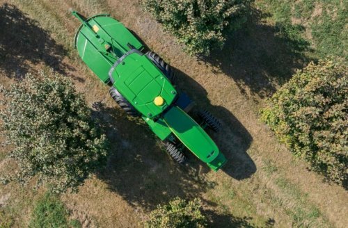 Traktor John Deere při práci v sadech – segment, ve kterém začínají hrát roli elektrické a alternativní pohony.