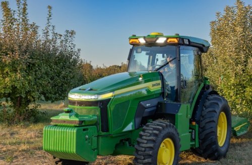 Elektrický traktor se má objevit na trhu v omezeném množství v roce 2027, přičemž plná výroba je plánována od roku 2028.