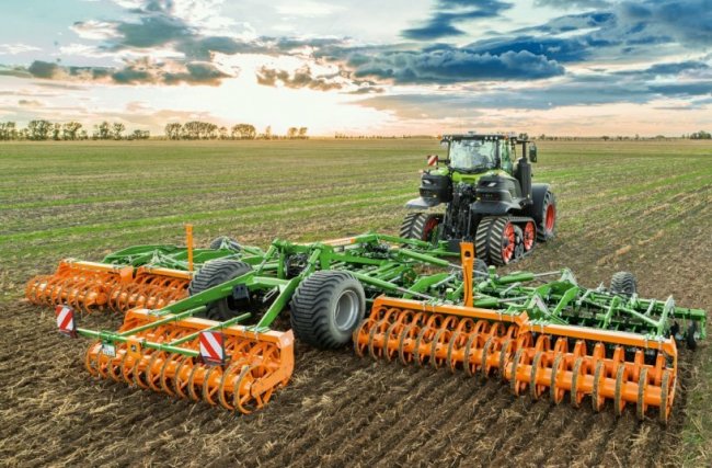 Diskový podmítač Amazone Catros+ 03-2 upravený pro zapravování hnojiv.