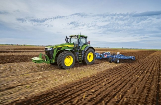 Vysoký výkon a stabilní záběr umožňují efektivně tahat široké nářadí a rychle zvládat velké plochy i v náročných podmínkách.