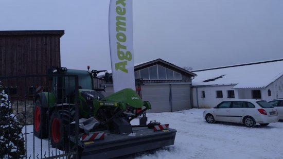 Technika Agromex byla v areálu aukce vidět na první pohled a připomněla, že značka stojí po boku chovatelů i přímo v provozu.