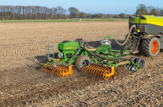 Catros+ 8003-2TX s neseným secím strojem GreenDrill 501.