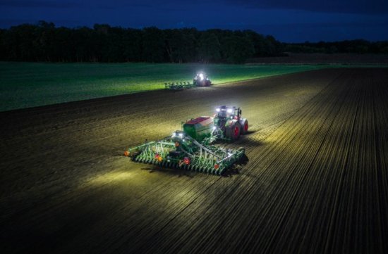 EasyTram – kolejové řádky podle aplikační mapy. Umožňuje například setí šikmo na svazích kvůli lepší ochraně proti erozi nebo setí nezávisle na směru kolejových řádků.