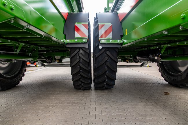 Porovnání obou pneumatik se schválením typu EU (CoC): vlevo VF 480/95 R50, vpravo nová VF 520/85 R50.