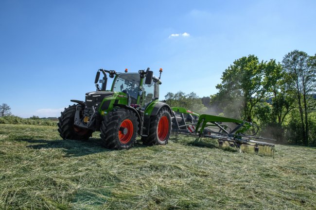 Nový Fendt 500 Vario posouvá kompaktní traktory zase o kus dál a ukazuje, že i ve střední výkonové třídě dnes hrají velkou roli chytré technologie a pohodlí obsluhy.