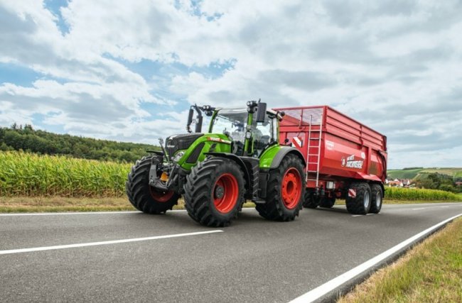 DLG PowerMix potvrdil úspornost Fendt 728 Vario: 332 g/kWh při 40 km/h a 336 g/kWh při 50 km/h.