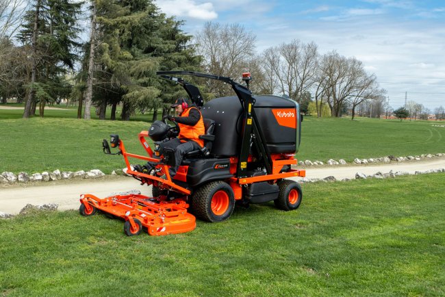 Kubota FC4-441 je určena pro obce a správce zeleně, kteří hledají efektivní údržbu větších ploch.