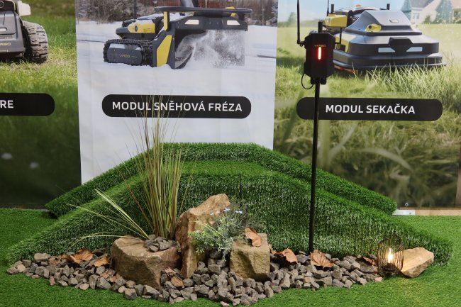 Ukázkový terénní prvek na stánku YARBO demonstroval schopnost autonomní techniky zvládat práci i ve svažitých a členitých podmínkách.