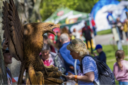 ECHO Woodcarving Cup představuje tu největší řezbářskou show v České republice, která si klade za cíl nejen vytvořit úžasné dřevěné sochy, ale také vybudovat novou tradici v regionu Pardubického kraje. Zdroj: www.woodcarvingcup.cz