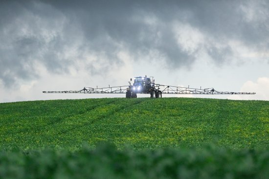  Nový Defensor s nádrží až 4 000 litrů, nezávislým pohonem kol a technologiemi pro přesné dávkování výrazně zvyšuje denní výkon a snižuje spotřebu při aplikaci.