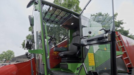 Nová kabina Smart Feed Cab patří mezi vizuálně nejvýraznější prvky. Všimněte si minima sloupků a jiných věcí bránících ve výhledu. Foto: Strautmann/Youtube