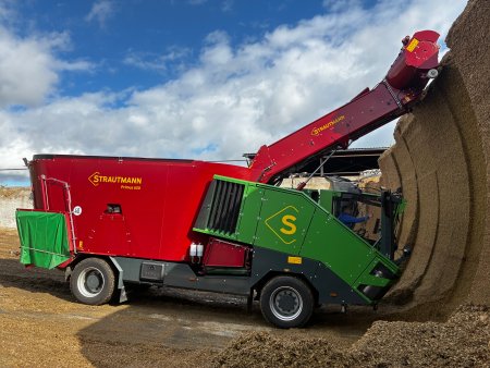 Fréza se výborně uplatní při odebírání materiálu ze silážních žlabů. Všimněte si čistého řezu s minimem ztraceného materiálu. Foto: Jan Pícha