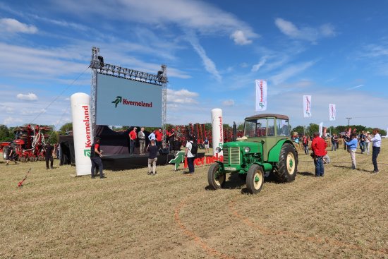 Historický traktor Zetor doplnil slavnostní atmosféru polního dne Kverneland v Bečvárech.