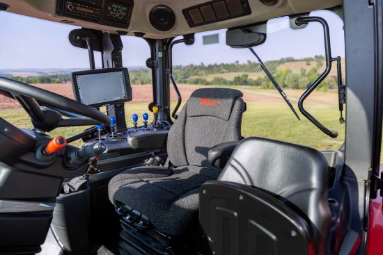 
  Kabina nové Řady 6 nabízí vyšší komfort díky odpružení pomocí kapalinových tlumičů a vinutých pružin, modernímu ergonomickému ovládání i velkému dotykovému monitoru.