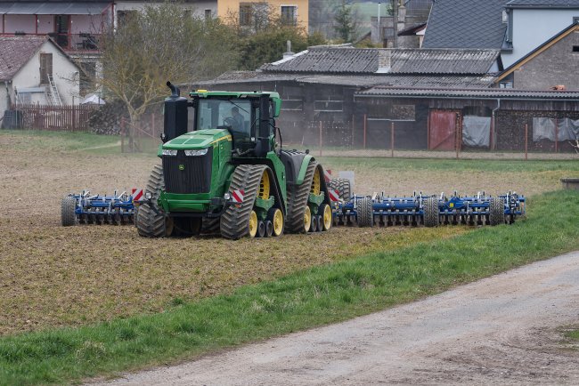 Volba traktoru závisí nejen na pracovním záběru, ale i na půdních podmínkách a požadované pracovní hloubce. U Köckerling Allrounder profiline 900 (9 m) se orientačně jedná o cca 250-300 koní.