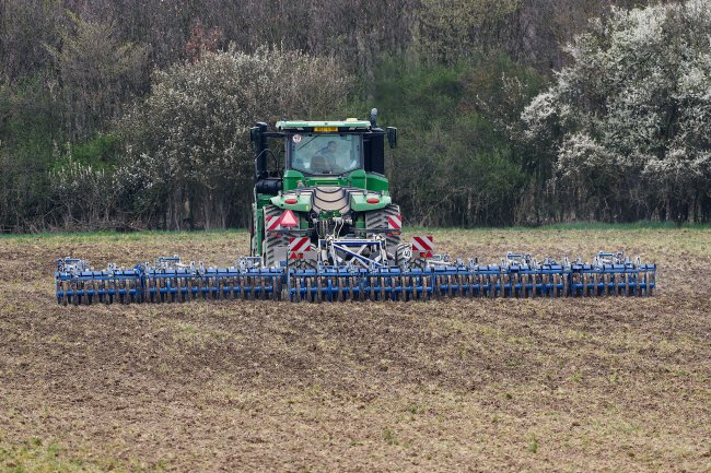 S nástupem řady Profiline přišlo hydraulické nastavení pracovní hloubky a postupné navyšování pracovních záběrů až na současných 9 a 12,3 metru.