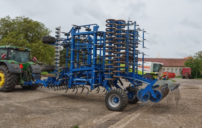 Allrounder Profiline 900 2.0 v přepravní poloze. Přepravní šířka činí 3,0 m.