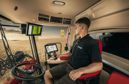 Kabina vychází z větší řady Axial-Flow 260 a přináší vyšší komfort obsluhy, lepší výhled i modernější pracovní prostředí.