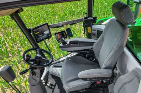 Právě nová kabina je největší novinkou modernizované Pantery 4504. Nabízí prostornější interiér, modernější ovládání i vyšší pohodlí pro řidiče.
