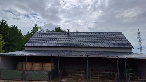 Hotová rekonstrukce hospodářského objektu, kde investor řešil především zatížení původní střešní konstrukce.
