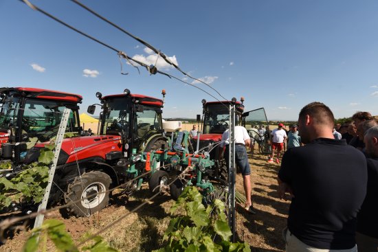 K vidění byl i vinohradnický traktor Case IH Quantum 100N s příslušenstvím pro práci v meziřadí révy.