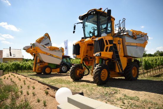 Na akci nechyběla ani vinařská technika GREGOIRE, včetně samojízdného sklízeče hroznů GL6.