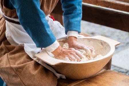 Na žně se domácnosti připravovaly předem – pekl se chléb, vařila sytá jídla a chystalo se občerstvení pro lidi, kteří trávili na poli celé dny. Zdroj: Soloviova Liudmyla, Shutterstock