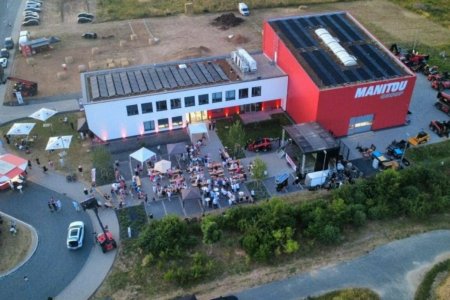 Pohled z výšky na areál německého zastoupení Manitou během výročního festivalu.

