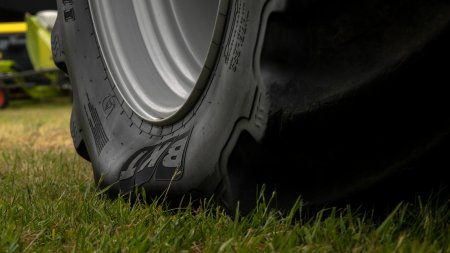 Pneumatiky BKT s technologií VF mohou pracovat při nižším tlaku, díky čemuž zvětšují styčnou plochu, lépe rozkládají hmotnost stroje a pomáhají omezit zhutnění půdy.