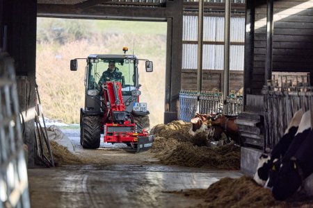 Všechny modely jsou vybaveny plynule hydrostatickou převodovkou Power Drive, která umožňuje dosáhnout rychlosti až 40 km/h bez řazení.