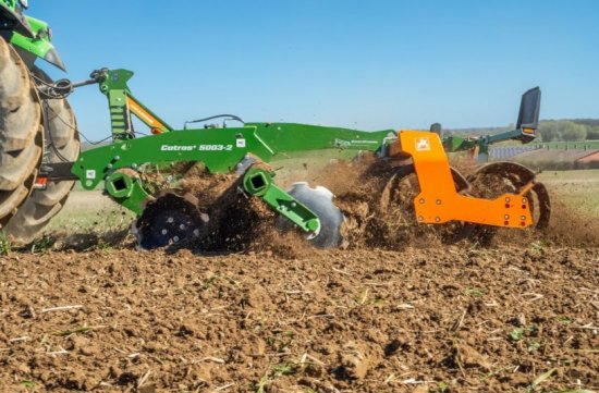 Dvojitý flexi prstencový válec AMAZONE DFW 580 s neseným kompaktním diskovým podmítačem Catros+ 5003-2.