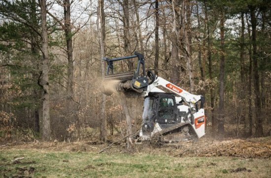 Lesní fréza Bobcat Forestry Cutter si poradí s hustým podrostem, křovinami i menšími dřevinami a pomáhá tak omezit množství suché vegetace v porostu.
