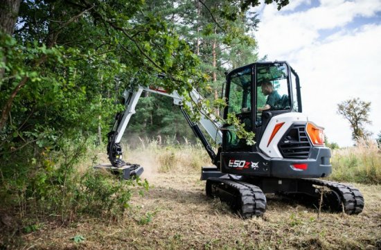 Minirypadlo Bobcat E50Z se díky kompaktním rozměrům dostane i do hůře přístupných míst a s vhodným mulčovacím adaptérem pomůže vyčistit svahy, příkopy i přerostlý podrost.