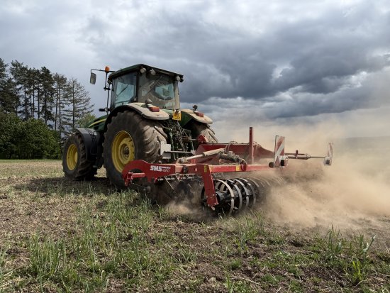 K vidění bude i nesený hydraulicky skládaný diskový podmítač ONTARIO H 500.