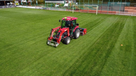 Traktor TYM T555 využívá společnost Maxgreen především při aerifikaci, vertikutaci, pískování a dalších pracích spojených s profesionální údržbou travnatých ploch.