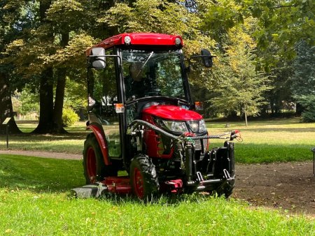 TYM T255 najde díky šířce od 1,16 metru využití při sečení trávy, údržbě areálů i všude tam, kde se větší traktor obtížně pohybuje.