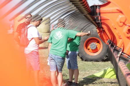 Detail pracovního ústrojí sklízecí mlátičky přitahoval pozornost návštěvníků, kteří si mohli konstrukční řešení techniky prohlédnout z bezprostřední blízkosti.