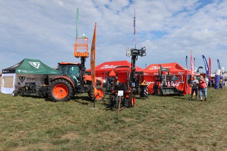 Expozice zemědělské techniky ukázala vedle traktorů také specializovaná manipulační techniku a různorodé pracovní příslušenství
.